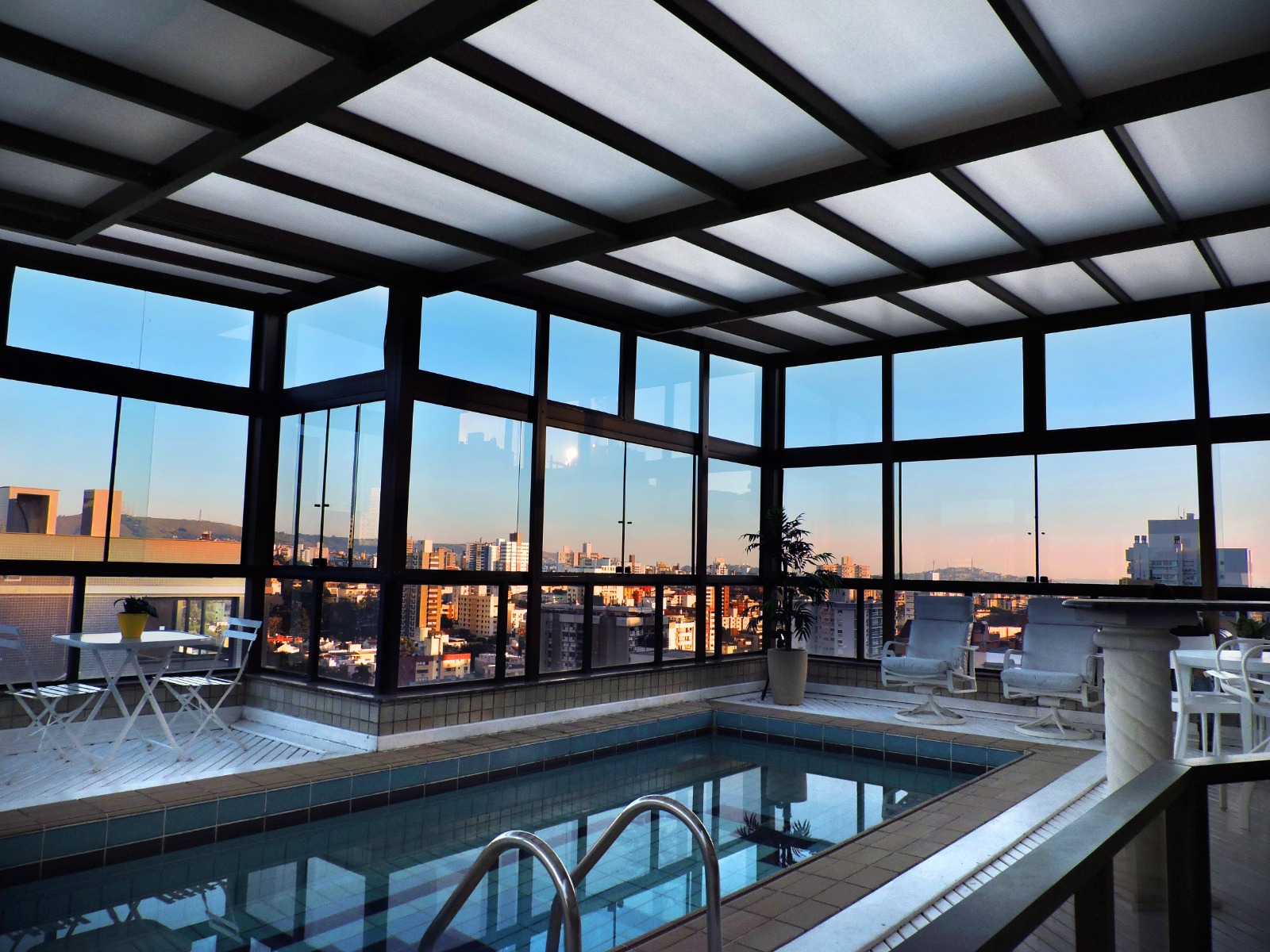 Terraço com cobertura e fechamento lateral em vidro