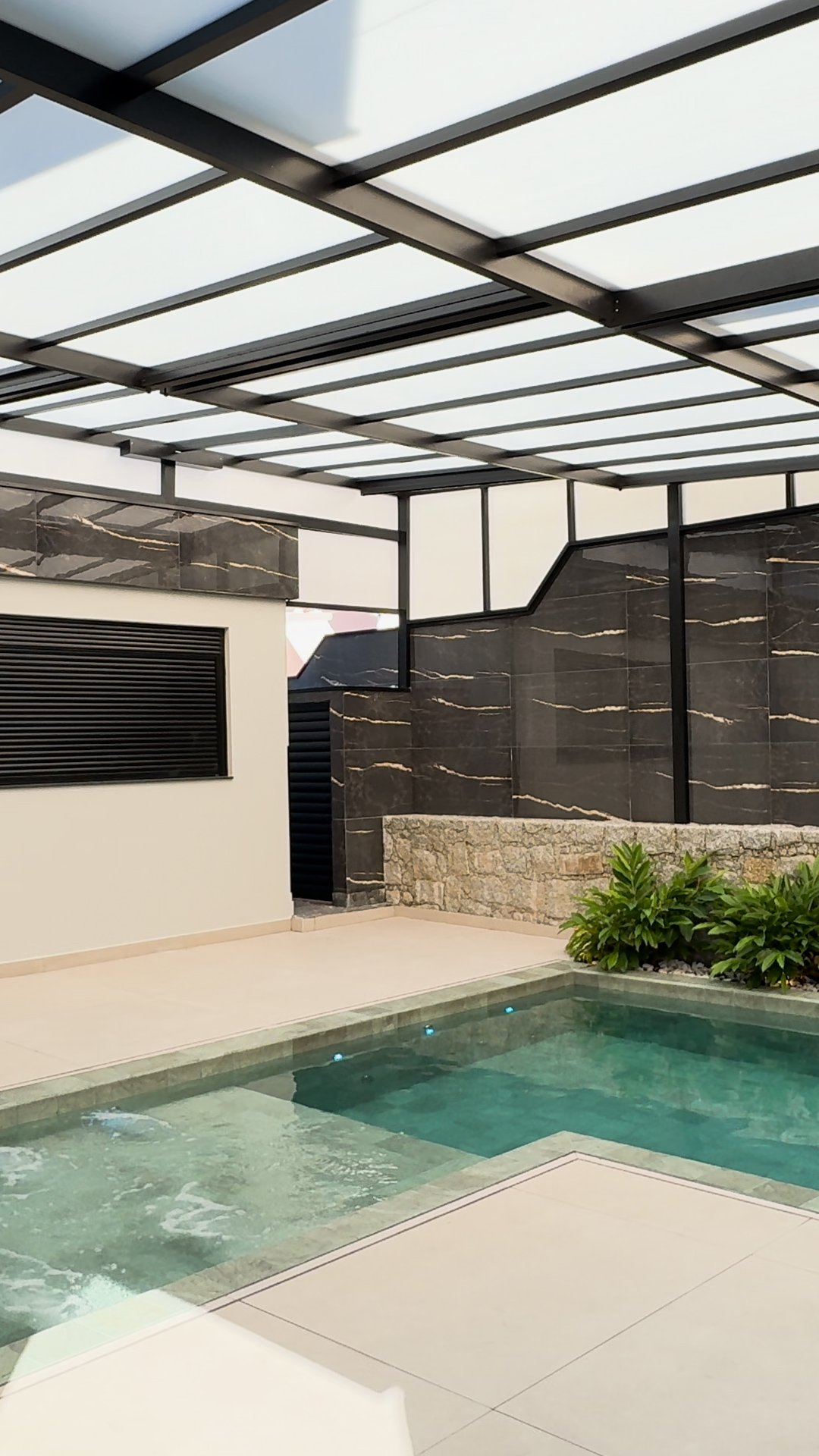 Cobertura para piscina com abertura retrátil