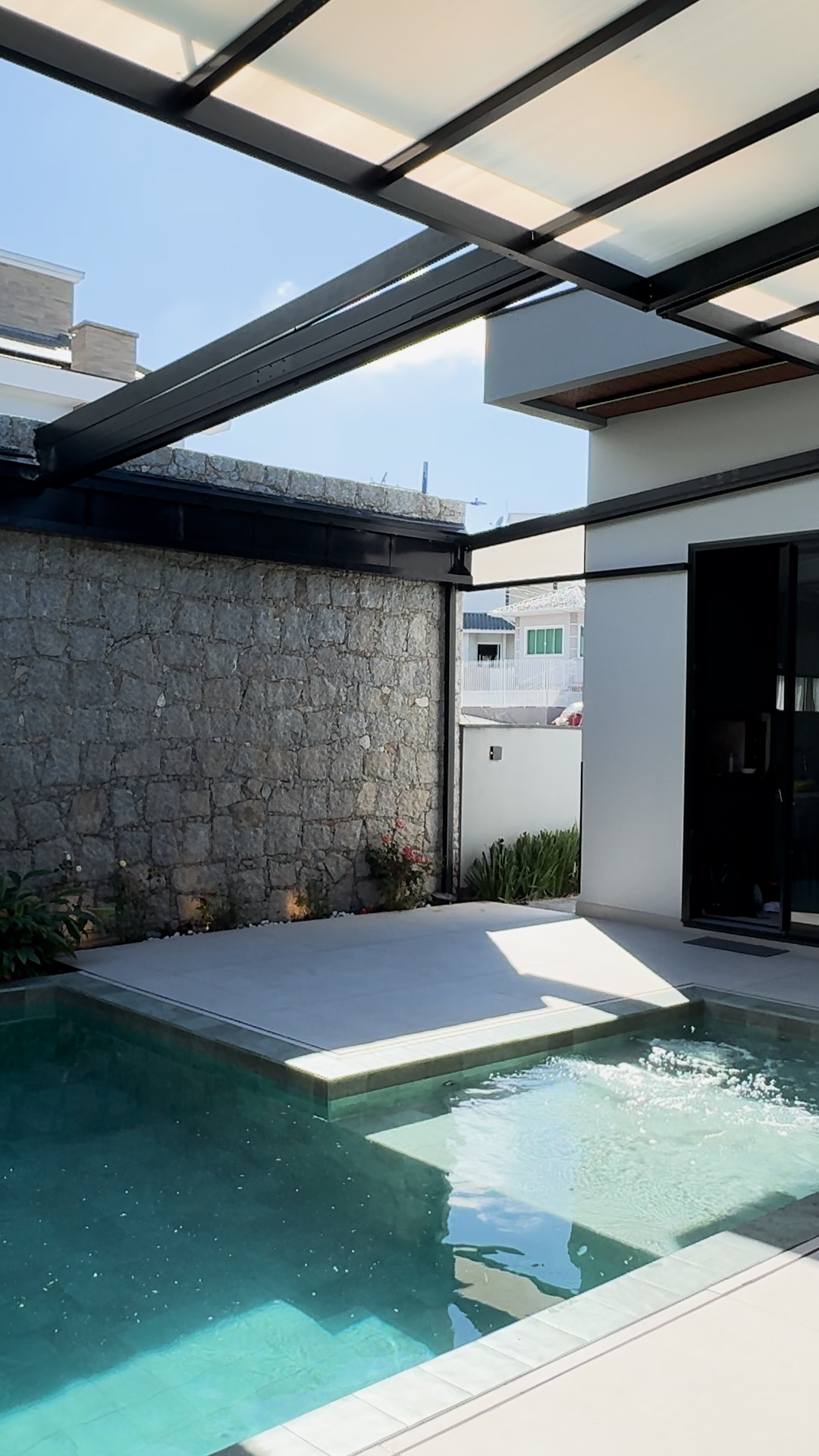 Estrutura de cobertura para piscina em área externa