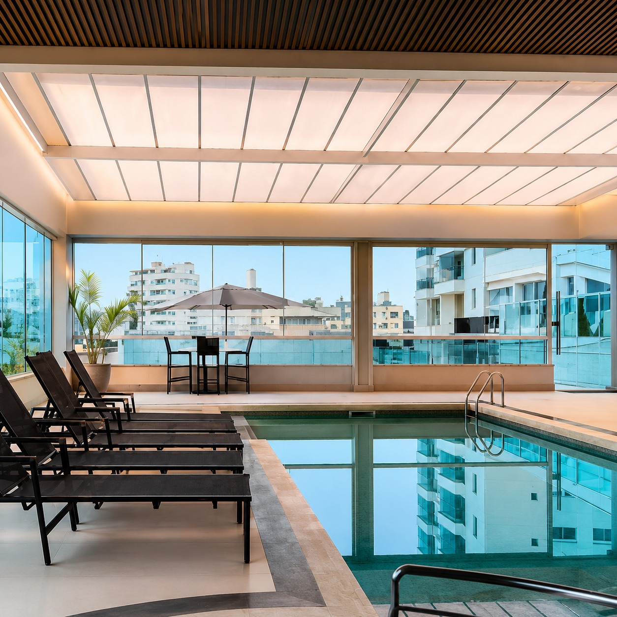 Cobertura Retrátil para Hotéis: o diferencial que valoriza piscinas climatizadas e a experiência dos hóspedes