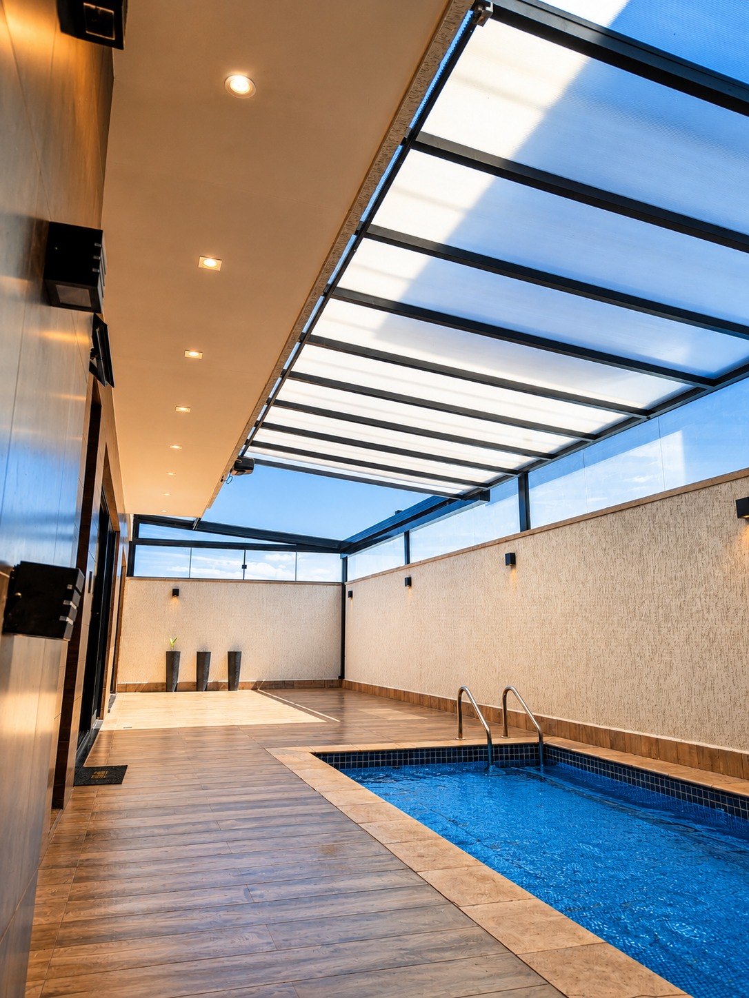 Como integrar sua casa à área externa e aproveitar a piscina no inverno