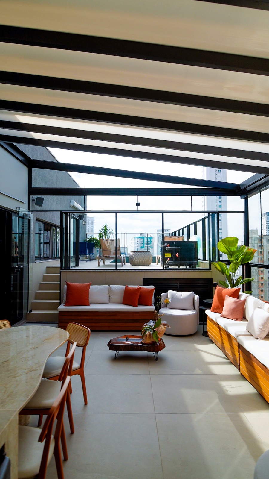 Terraço com cobertura retrátil Ville DC em Balneário Camboriú