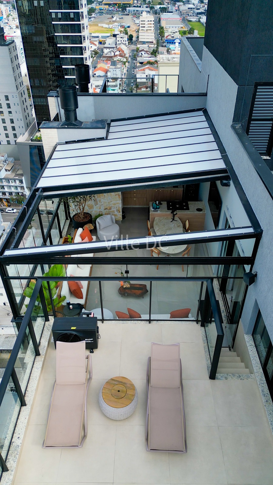 Vista superior de cobertura retrátil instalada em terraço de alto padrão