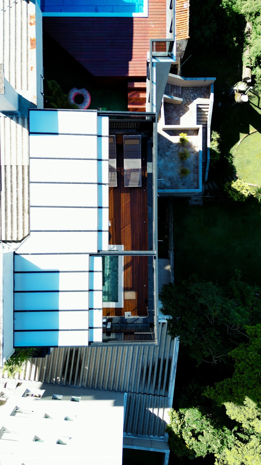 Terraço com cobertura retrátil parcialmente aberta